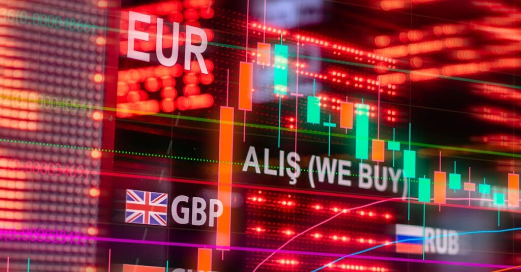 通膨的類型有哪些?一次搞懂需求拉動、成本推動4大成因與影響 Dynamic forex trading concept with currency symbols and candlestick chart illuminated on screen.