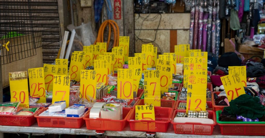 【通貨膨脹影響】不只物價變貴!通膨如何全面衝擊你的儲蓄、投資與生活? Explore a lively market stall displaying a range of goods with bold sales tags.