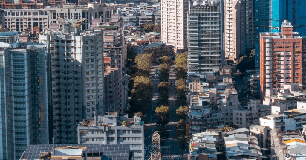抗通膨終極指南:別讓通膨吃掉你的薪水!5大資產保值策略 Aerial view of Taipei cityscape featuring tall skyscrapers and residential districts under clear skies.