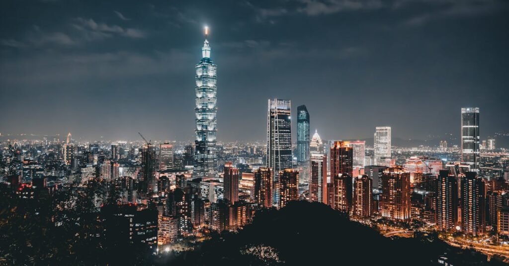 CPI vs. PPI:一文看懂兩大通膨指標的領先與滯後關係,精準預測市場走向 Night view of the Taipei skyline featuring the illuminated Taipei 101 amid modern skyscrapers.