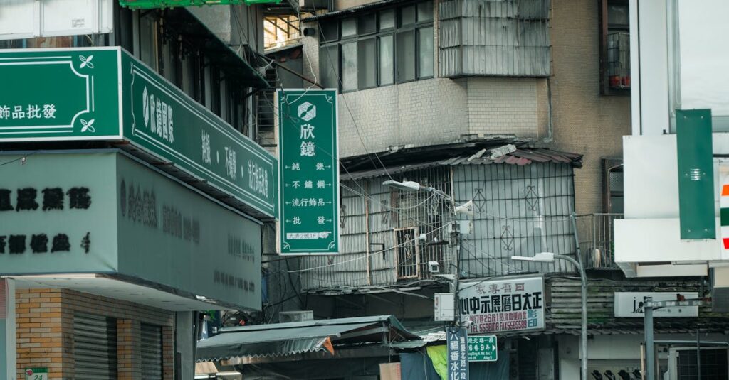 GDP成長股市必漲?揭曉兩者愛恨情仇,看懂數據背後3大真相 Lively street scene in Taipei featuring pedestrians and a prominent 7-Eleven store sign.