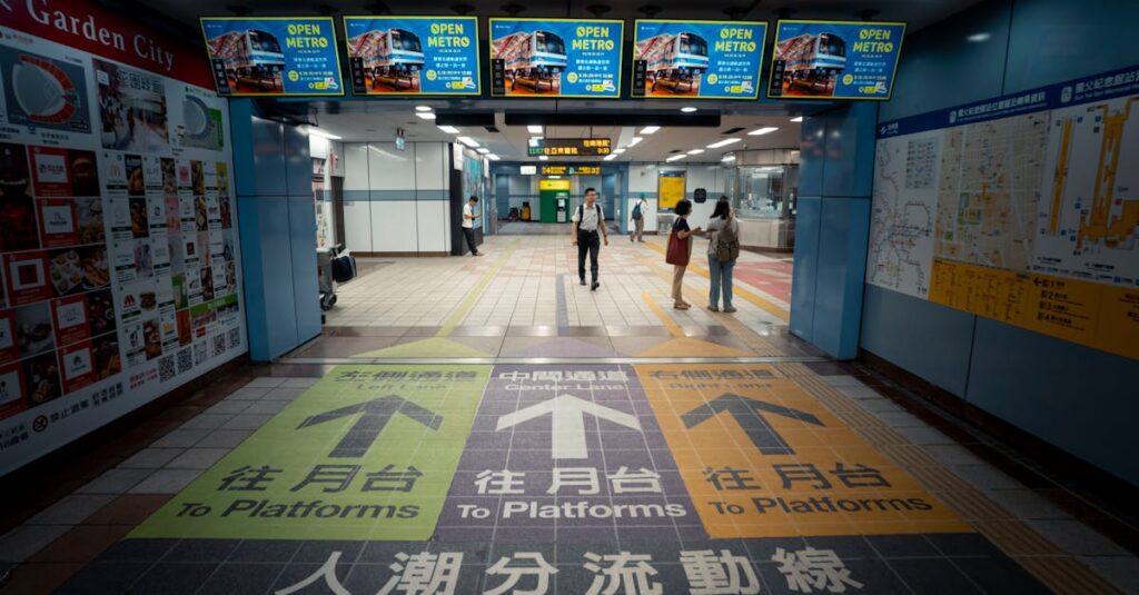 台灣經濟指標懶人包:一次看懂GDP、CPI、失業率等5大關鍵數據 Directional arrows guide commuters at a bustling Taipei metro station entrance.