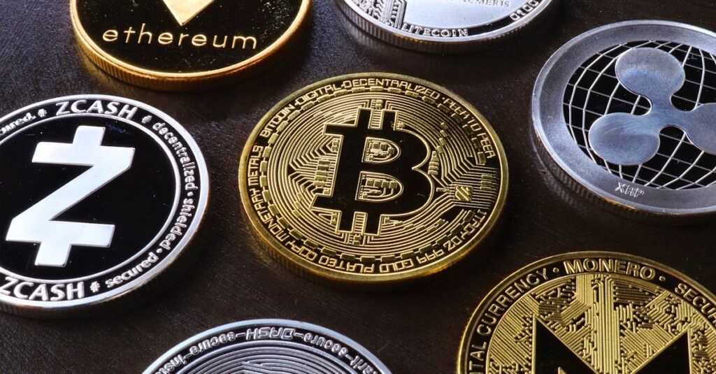 虛擬貨幣入門全攻略:加密貨幣是什麼?一篇搞懂常見種類與投資方式 Detailed view of assorted cryptocurrency coins including Bitcoin, Ethereum, and Ripple.