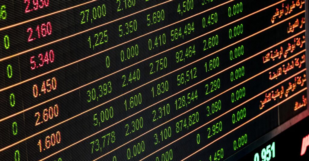 K棒圖怎麼看?新手一次看懂紅K黑K、影線與多空力道 Detailed view of a stock market screen showing numbers and data, symbolizing financial trading.