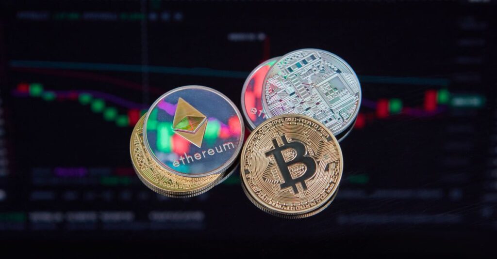 【新手必看】加密貨幣投資策略:從資產配置到定期定額比特幣,打造你的穩健獲利方程式! Floating Bitcoin and Ethereum coins with a market trend chart in the background symbolizing digital finance.