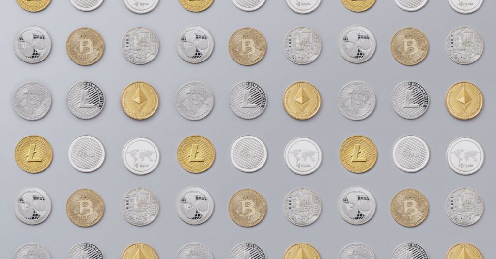 【2026台灣】加密貨幣怎麼買?新手投資入門懶人包(交易所推薦+開戶教學) A seamless pattern of various cryptocurrency coins in gold and silver tones.